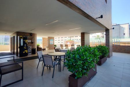 Apartamento para alugar com 65m², 2 quartos e 1 vaga Apartamento para alugar com 65m², 2 quartos e 1 vagaÁrea comum - Piscina