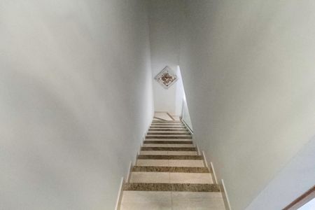 Apartamento à venda com 60m², 2 quartos e 2 vagasEscada