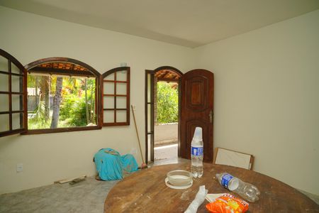 Sala de casa para alugar com 2 quartos, 76m² em Itapeba, Maricá