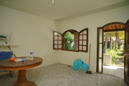 Sala de casa para alugar com 2 quartos, 76m² em Itapeba, Maricá