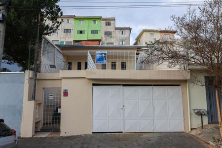Casa para alugar com 200m², 2 quartos e 2 vagasFachada