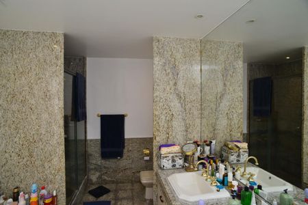 Apartamento à venda com 334m², 4 quartos e 6 vagasBanheiro Suíte Principal