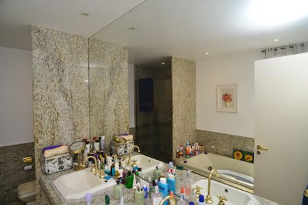 Apartamento à venda com 334m², 4 quartos e 6 vagasBanheiro Suíte Principal