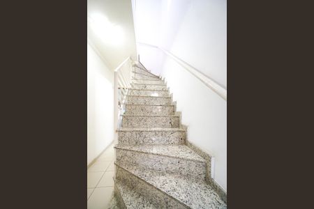 Casa para alugar com 100m², 3 quartos e 2 vagasEscada