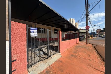 Casa para alugar com 200m², 2 quartos e 2 vagasFachada