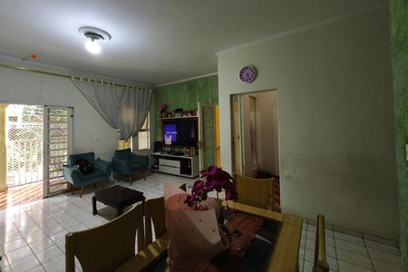 Casa à venda com 250m², 3 quartos e 4 vagas Casa à venda com 250m², 3 quartos e 4 vagasSala