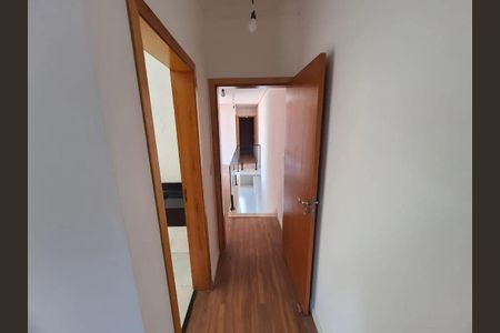 Casa à venda com 170m², 3 quartos e 2 vagas Casa à venda com 170m², 3 quartos e 2 vagasCorredor