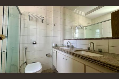 Apartamento à venda com 140m², 4 quartos e 3 vagasBanheiro 