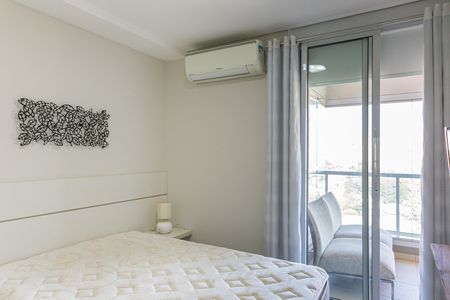 Quarto simples com cama de solteiro e ar condicionado, com vista para a cidade. de apartamento à venda com 1 quarto, 47m² em Brooklin, São Paulo