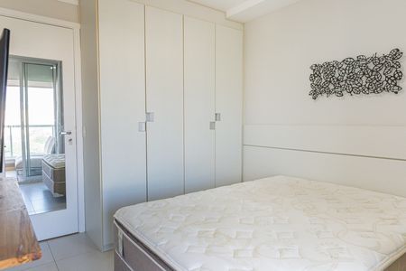 Quarto com cama de casal, armários e porta de vidro para varanda. de apartamento à venda com 1 quarto, 47m² em Brooklin, São Paulo