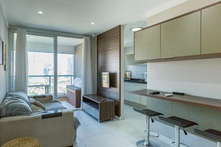 Sala de estar com sofá, TV e janela com vista para a cidade. de apartamento à venda com 1 quarto, 47m² em Brooklin, São Paulo