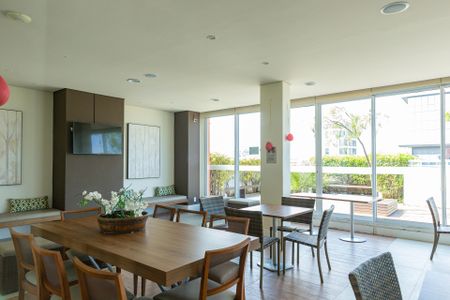 Sala de estar com mesa de jantar e TV, com vista para o jardim e a cidade. de apartamento à venda com 1 quarto, 47m² em Brooklin, São Paulo