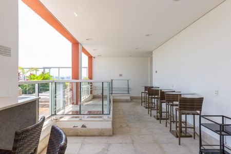 Patio com vista para a cidade, com mesas e cadeiras de madeira e jardim ao fundo. de apartamento à venda com 1 quarto, 47m² em Brooklin, São Paulo