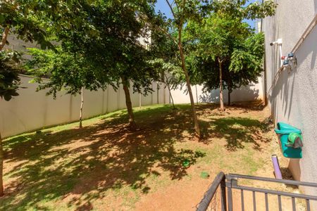 Apartamento à venda com 46m², 2 quartos e 1 vagaÁrea externa com árvores e gramado, cercada por muro de concreto.