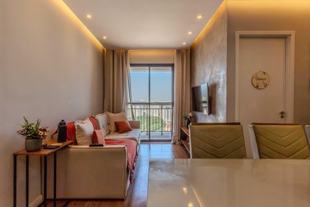 Sala de estar com vista para a cidade, com sofá, TV e mesa de centro. de apartamento à venda com 2 quartos, 46m² em Vila Carbone, São Paulo