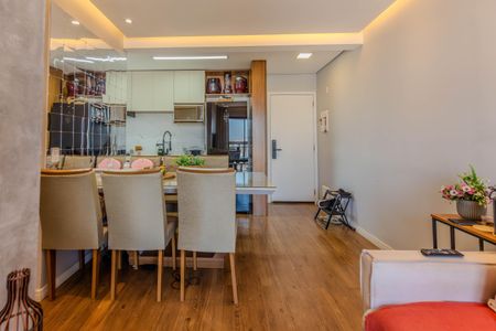Cozinha moderna com móveis de madeira e iluminação adequada. de apartamento à venda com 2 quartos, 46m² em Vila Carbone, São Paulo
