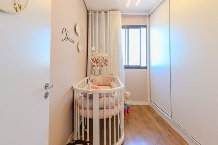 Apartamento à venda com 46m², 2 quartos e 1 vagaCama de bebe branca e rosa, com cortina branca e móveis brancos, em uma sala de estar e jantar com paredes rosas e madeira de pinho.