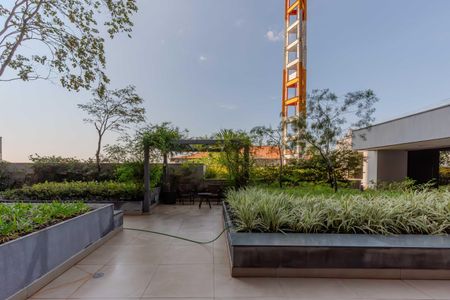 Apartamento à venda com 46m², 2 quartos e 1 vagaVaranda com vista para a cidade, com mobília de madeira e plantas ao redor.