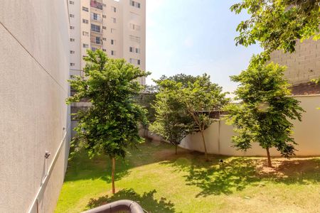 Apartamento à venda com 46m², 2 quartos e 1 vagaPatio com árvores e vista para a cidade.