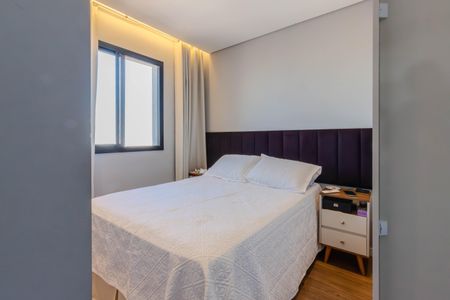 Apartamento à venda com 46m², 2 quartos e 1 vagaCama simples com colchão branco e cortina de cor clara, iluminada por luzes de parede.