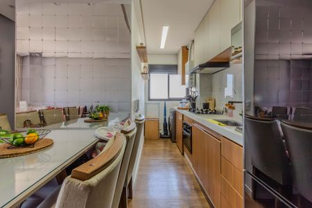 Apartamento à venda com 46m², 2 quartos e 1 vagaCozinha moderna com móveis de madeira e iluminação natural.