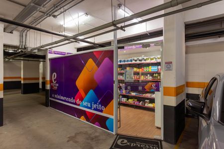 Apartamento à venda com 46m², 2 quartos e 1 vagaLoja de conveniência em garagem com produtos de higiene e limpeza.