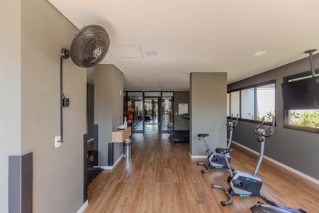 Apartamento à venda com 46m², 2 quartos e 1 vagaSala de ginástica com equipamentos de exercício e pátio ao fundo.