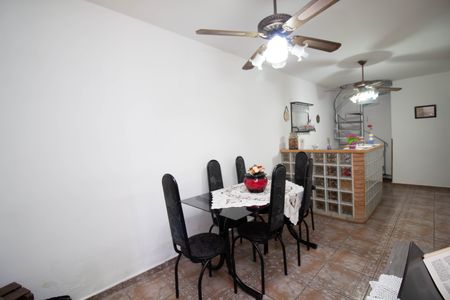 Casa à venda com 240m², 3 quartos e 2 vagas Casa à venda com 240m², 3 quartos e 2 vagasSala