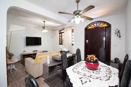 Casa à venda com 240m², 3 quartos e 2 vagas Casa à venda com 240m², 3 quartos e 2 vagasSala