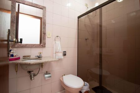 Casa à venda com 240m², 3 quartos e 2 vagas Casa à venda com 240m², 3 quartos e 2 vagasBanheiro