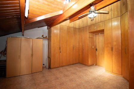 Casa à venda com 240m², 3 quartos e 2 vagas Casa à venda com 240m², 3 quartos e 2 vagasSótão