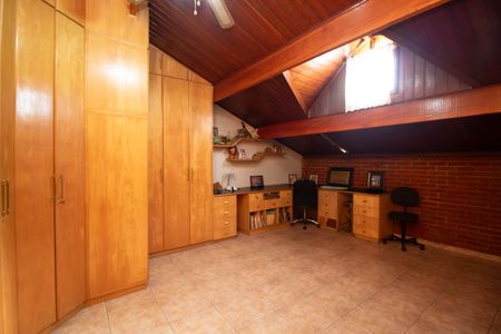 Casa à venda com 240m², 3 quartos e 2 vagas Casa à venda com 240m², 3 quartos e 2 vagasSótão