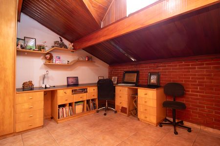 Casa à venda com 240m², 3 quartos e 2 vagas Casa à venda com 240m², 3 quartos e 2 vagasSótão