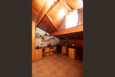 Casa à venda com 240m², 3 quartos e 2 vagas Casa à venda com 240m², 3 quartos e 2 vagasSótão
