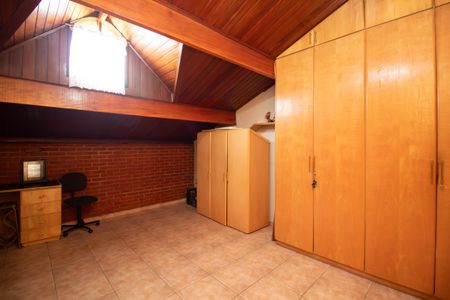 Casa à venda com 240m², 3 quartos e 2 vagas Casa à venda com 240m², 3 quartos e 2 vagasSótão