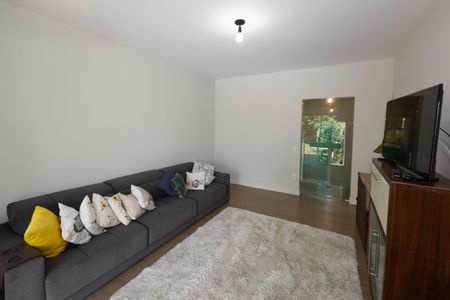 Sala de TV de casa de condomínio à venda com 5 quartos, 480m² em Jardins de Petrópolis, Nova Lima