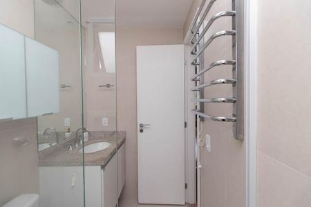 Casa de condomínio para alugar com 100m², 2 quartos e 2 vagas Casa de condomínio para alugar com 100m², 2 quartos e 2 vagasBanheiro da Suíte 1