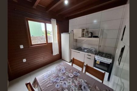 Cozinha de casa para alugar com 2 quartos, 48m² em São João do Rio Vermelho, Florianópolis