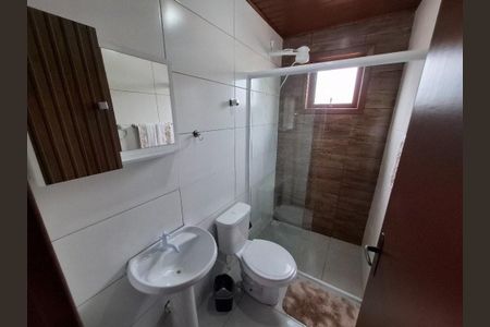 Banheiro  de casa para alugar com 2 quartos, 48m² em São João do Rio Vermelho, Florianópolis