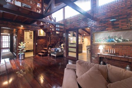 Sala de casa para alugar com 4 quartos, 288m² em Guarujá, Porto Alegre
