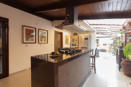 Casa para alugar com 288m², 4 quartos e 4 vagas Casa para alugar com 288m², 4 quartos e 4 vagasCozinha