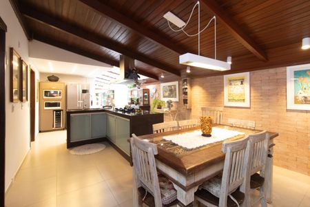 Casa para alugar com 288m², 4 quartos e 4 vagas Casa para alugar com 288m², 4 quartos e 4 vagasCozinha