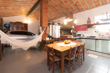 Casa para alugar com 288m², 4 quartos e 4 vagas Casa para alugar com 288m², 4 quartos e 4 vagasGaragem