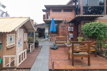 Casa para alugar com 288m², 4 quartos e 4 vagas Casa para alugar com 288m², 4 quartos e 4 vagasQuintal