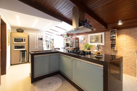 Casa para alugar com 288m², 4 quartos e 4 vagas Casa para alugar com 288m², 4 quartos e 4 vagasCozinha