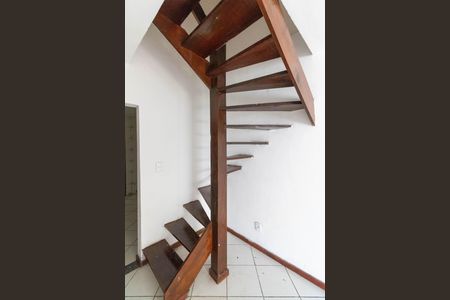 Casa para alugar com 75m², 2 quartos e 1 vaga Casa para alugar com 75m², 2 quartos e 1 vagaEscada