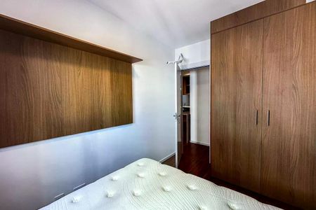 Apartamento à venda com 50m², 2 quartos e 1 vagaQuarto com cama simples, móveis em madeira e iluminação natural.