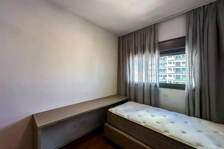Apartamento à venda com 50m², 2 quartos e 1 vagaQuarto simples com cama de solteiro e janela com vista para a cidade.