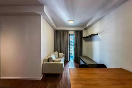 Sala de estar com sofá e mesa de madeira, com vista para a rua. de apartamento à venda com 2 quartos, 50m² em Quarta Parada, São Paulo