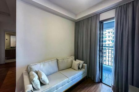 Sala de estar com sofá e janela com vista para a cidade. de apartamento à venda com 2 quartos, 50m² em Quarta Parada, São Paulo